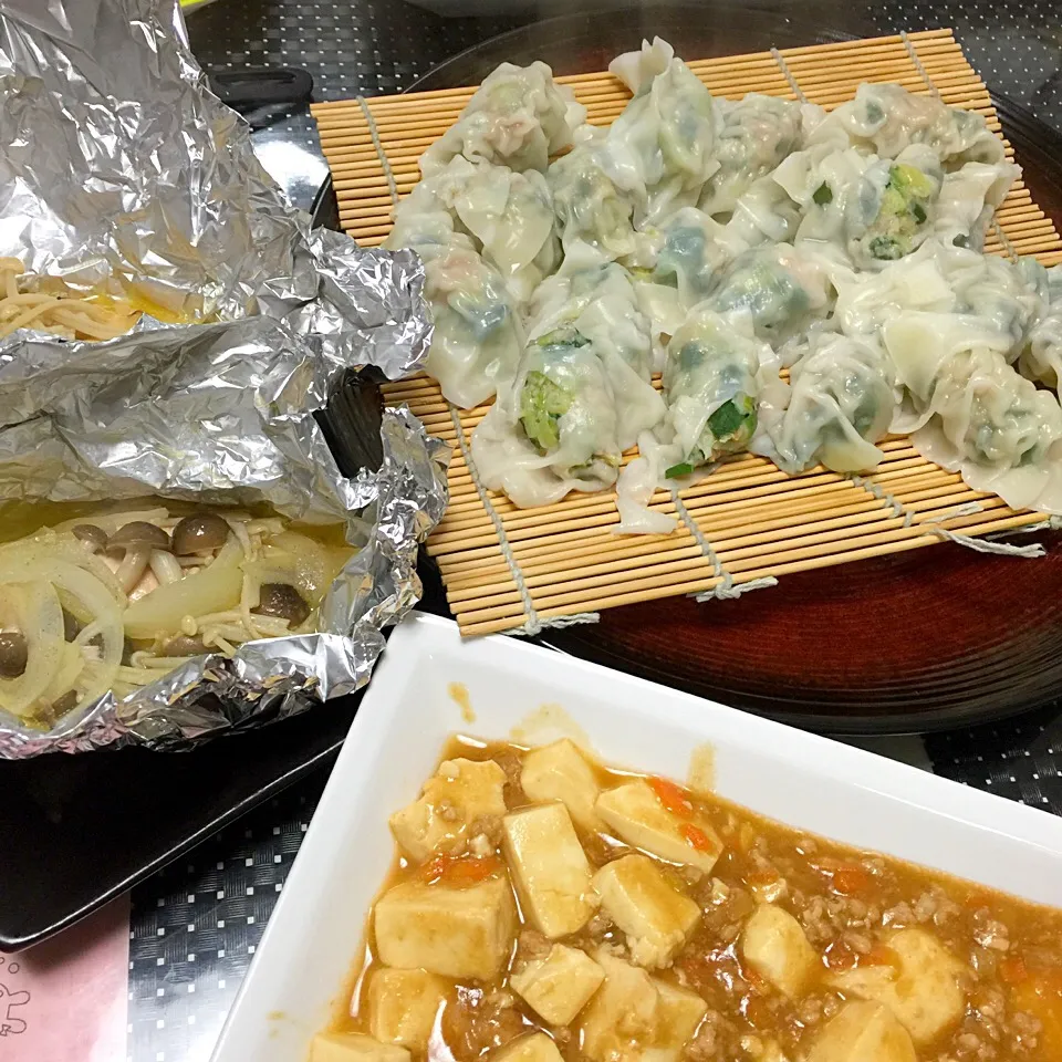 Snapdishの料理写真:麻婆豆腐☆水餃子☆鮭のホイル焼き|MEGUMIさん