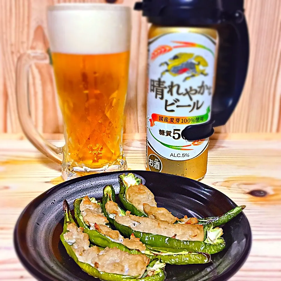 Snapdishの料理写真:今宵の一酒一肴『晴れやかなビール』と『すり身詰め甘長とう』|ち〜おんさん