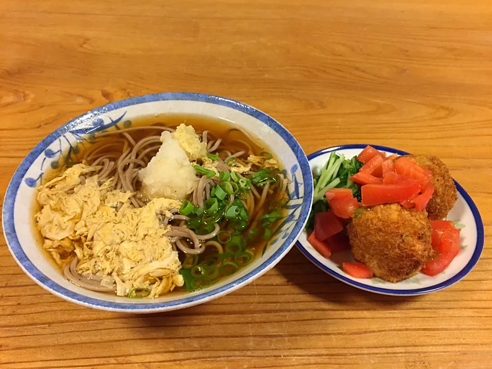 お蕎麦（片栗粉を入れて少しとろみ）溶き卵いり、生姜、大根おろし、昨日の煮物（ごぼう、人参、コンニャク）をリメイクしたコロッケ、パセリ、ニンニク、チーズ、柚子汁入り。|pepiさん