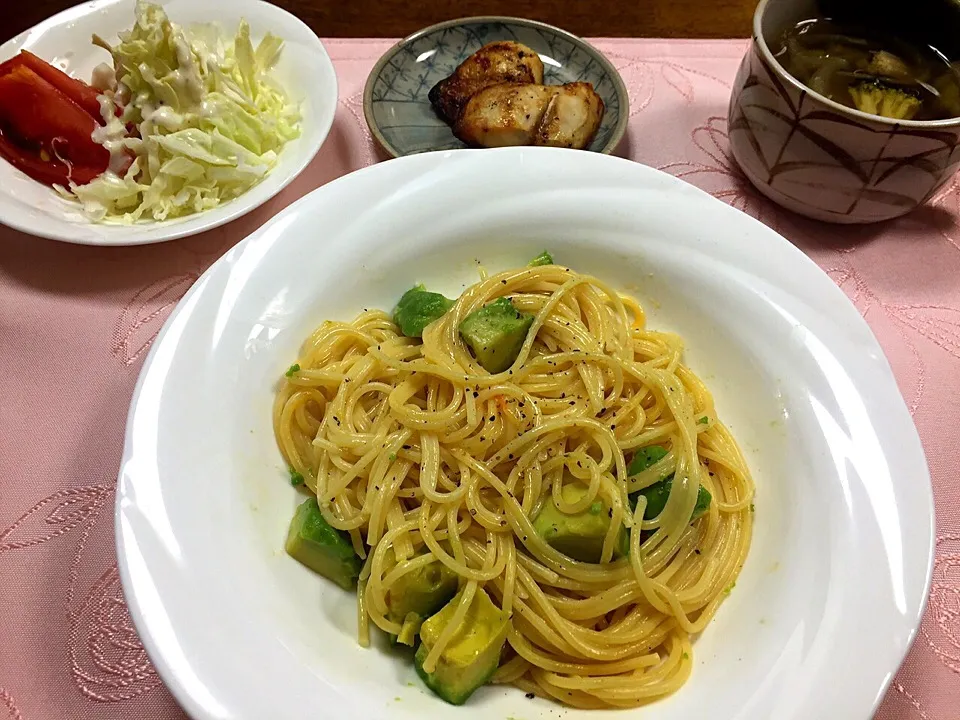 Snapdishの料理写真:アボカドとチェダーチーズのパスタ、野菜の生姜スープ、焼き塩鯖、トマトのシーザーサラダ|krchopさん