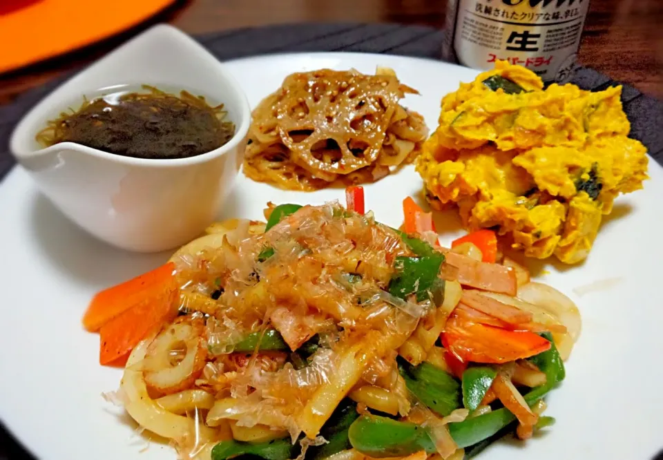 ワンプレートでイッパイ(*ゝω・*)ノ

☆もずく酢
☆レンコンのきんぴら
☆カボチャのサラダ
☆焼きうどん|ぎるママさん