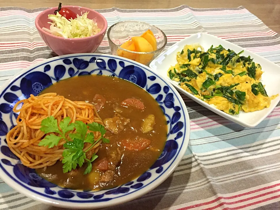 スパゲティカレー・ニラ卵・ミニサラダ・柿|まーままさん