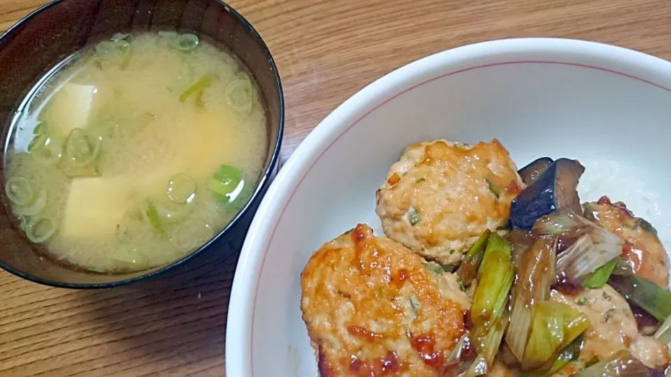 Snapdishの料理写真:鶏つくねと野菜の甘辛丼
豆腐の味噌汁|ようかんさん