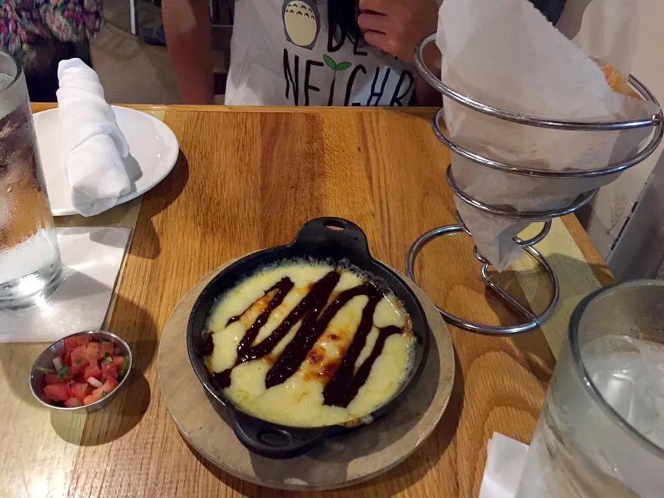 Stringy queso with barbecue sauce and chips|TRANnosaurusさん