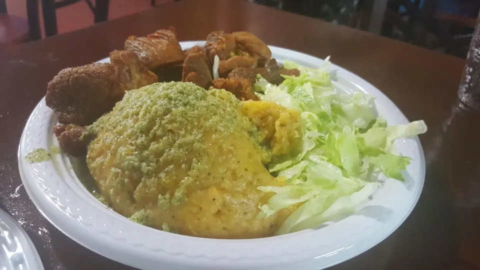 Snapdishの料理写真:Mofongo con carne frita y ensalada|Aury Mari Cruzさん