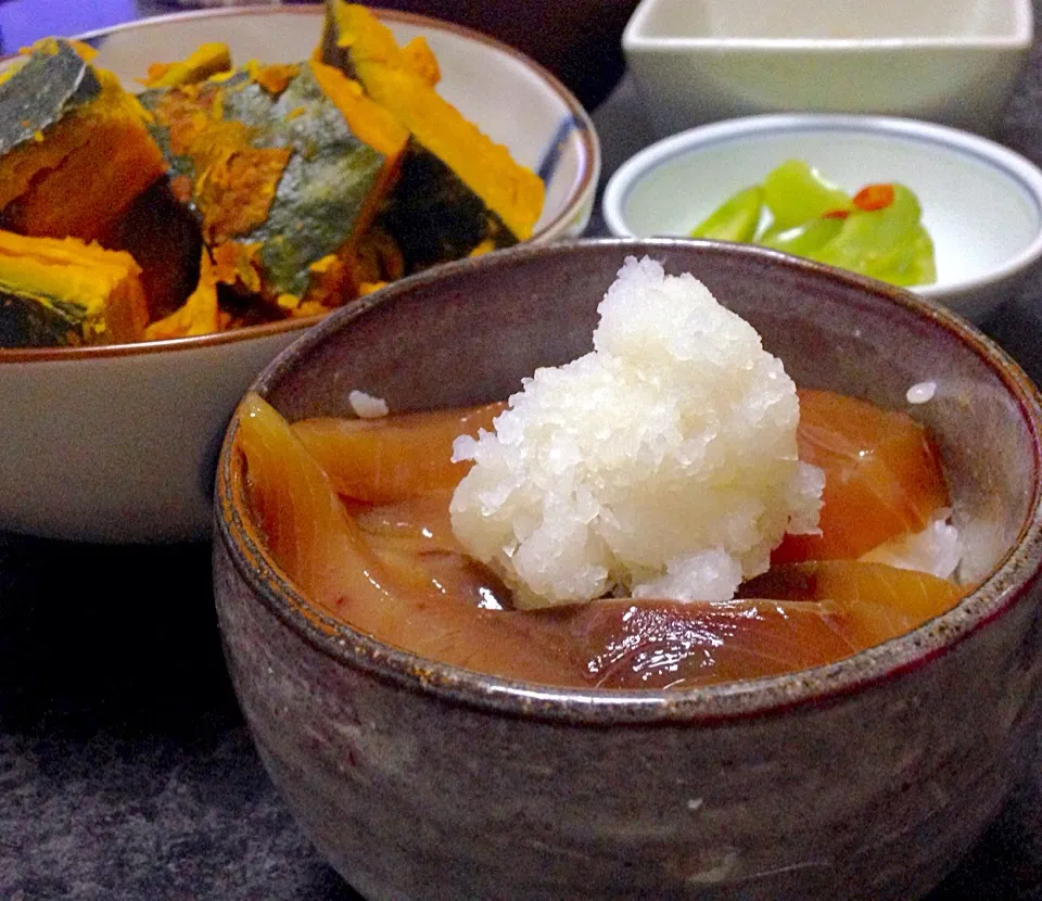 Snapdishの料理写真:晩ごはん 漬け丼辛味大根で かぼちゃ煮  納豆と浸し豆の酢の物 青トマトの浅漬け 吸い物|ぽんたさん