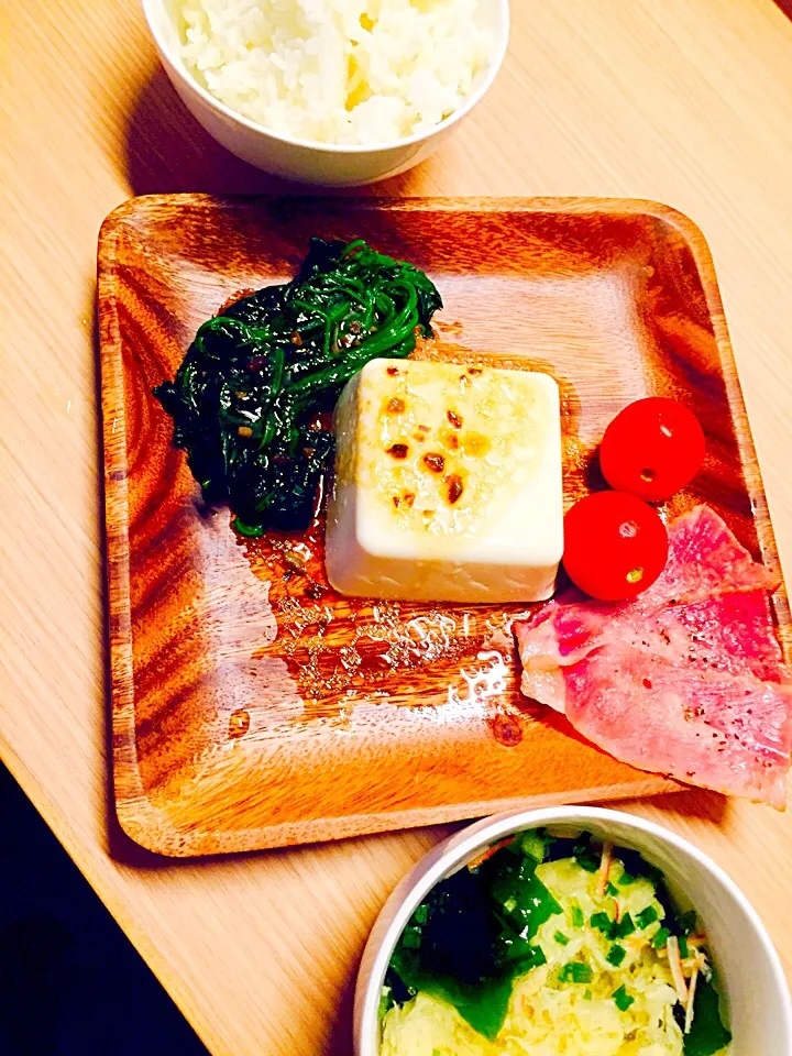 Snapdishの料理写真:湯豆腐で温朝食|らんらんる〜さん