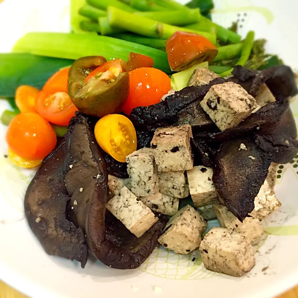 Organic tofu with portabella mushrooms, tomatoes, asparagus and leeks|georgianaさん