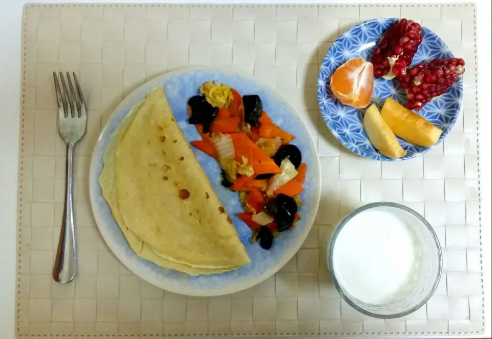 Breakfast: pancake, fried Chinese cabbage with carrot, apple, orange, pomegranate, milk.|Liciaさん