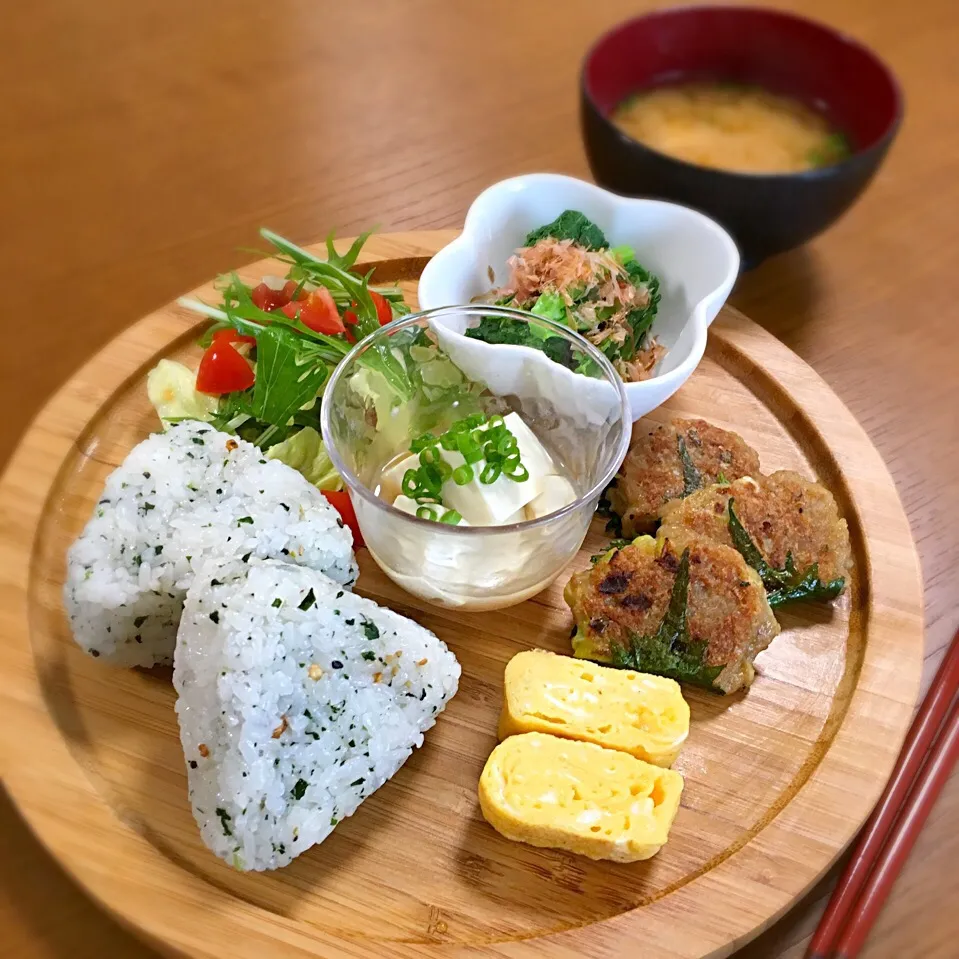 11/8 今日のランチプレート🍙  （おにぎり、しそで挟んだつくね、菜の花のおひたし、白いお出汁の冷奴、サラダ、卵焼き、味噌汁）|むぎママさん