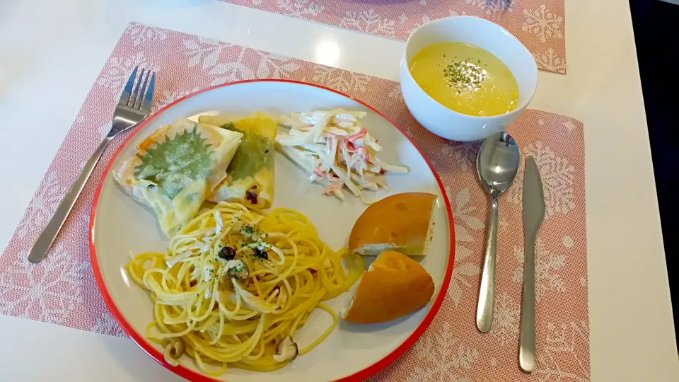 Snapdishの料理写真:今日の昼食　塩レモンパスタ、コストコのベーグル、イタリアン春巻き、大根サラダ、コーンスープ|pinknari🐰🌈さん