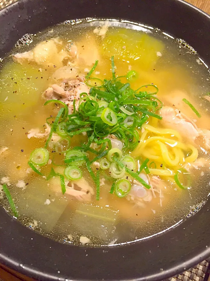 昨日の鶏手羽と冬瓜のスープで鶏塩そばランチ🍜✨|まみりんごさん