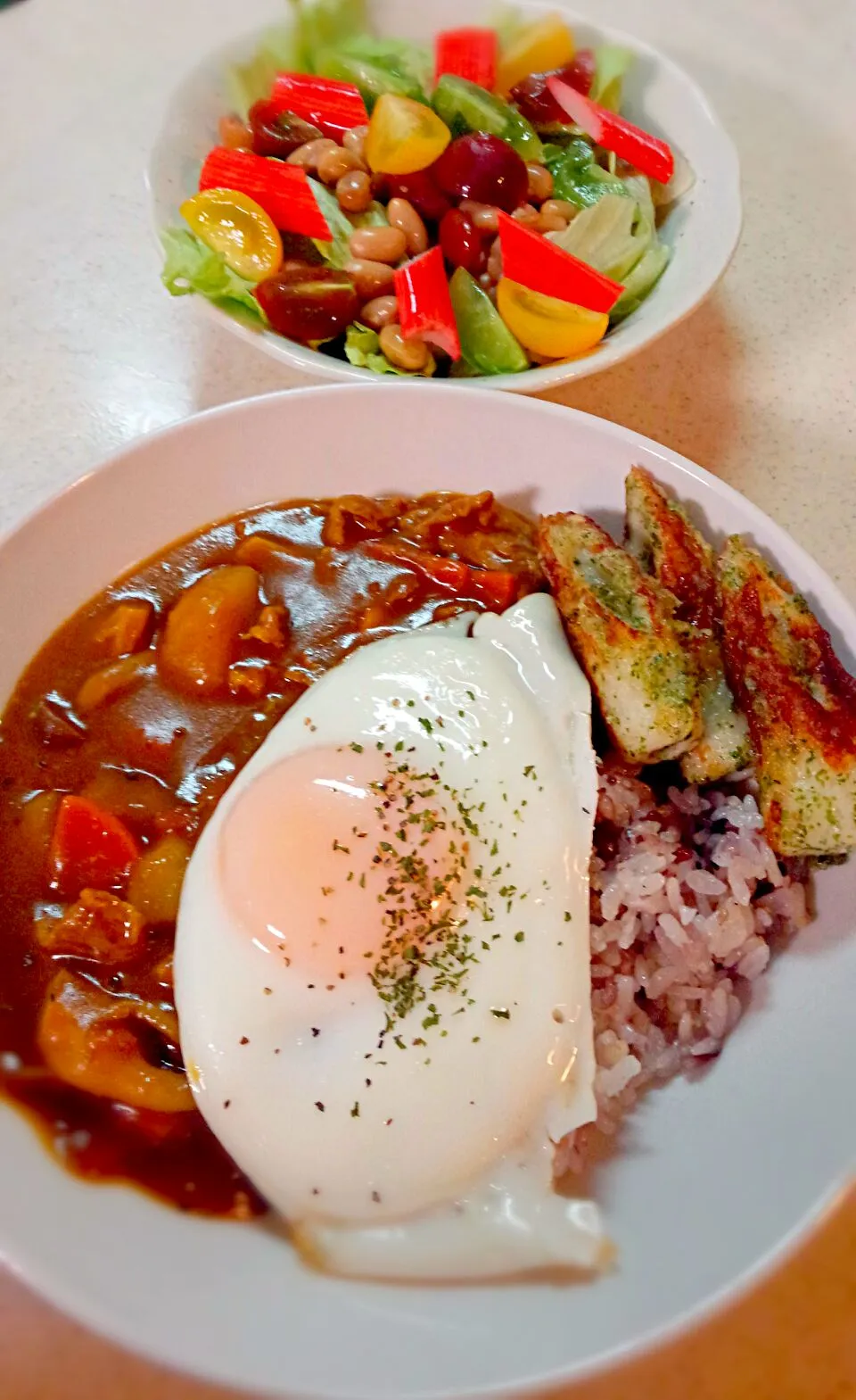 サツマイモとしめじのカレーライス♡目玉焼き＆竹輪の磯辺揚げトッピング♪＆サラダ♡|ゆっこさん