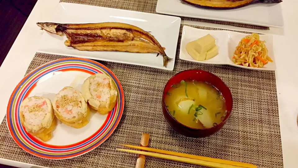 今日の夕食　さんまの開き、切り干し大根・高野豆腐の煮物、紅生姜入りいなり寿司、じゃがいもの味噌汁|pinknari🐰🌈さん