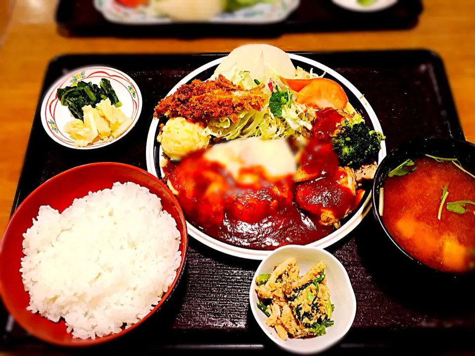 チキンソテーとチーズハンバーグ定食♡|ミャアさん