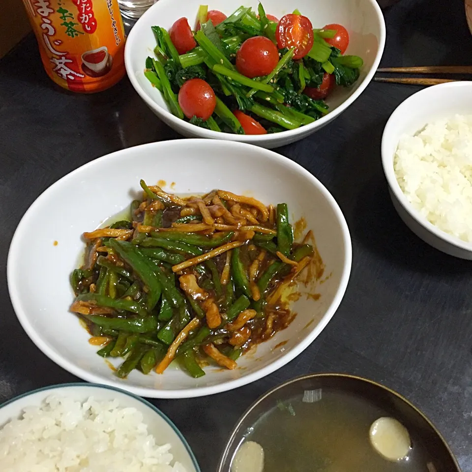 今日の晩ご飯は、青椒肉絲、小松菜とプチトマトのサラダ、味噌汁。|ゆえさん