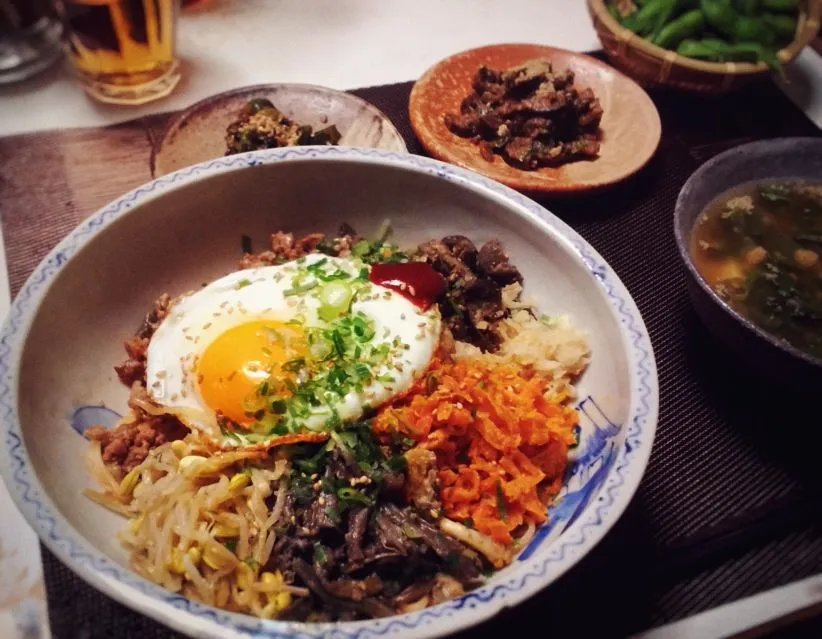 ありあわせビビン麺、きゅうりのナムル、ナスのナムル、モロヘイヤと豆腐のスープ。|こいさんさん