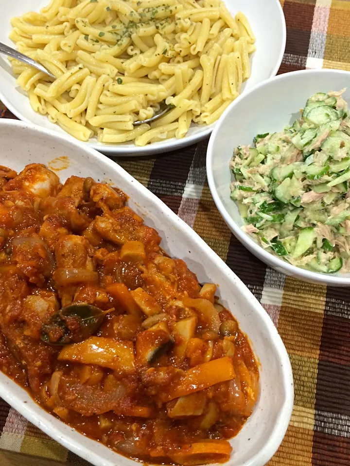 Snapdishの料理写真:鶏肉のトマト煮込みとショートパスタのペペロンチーノ|Nagiさん