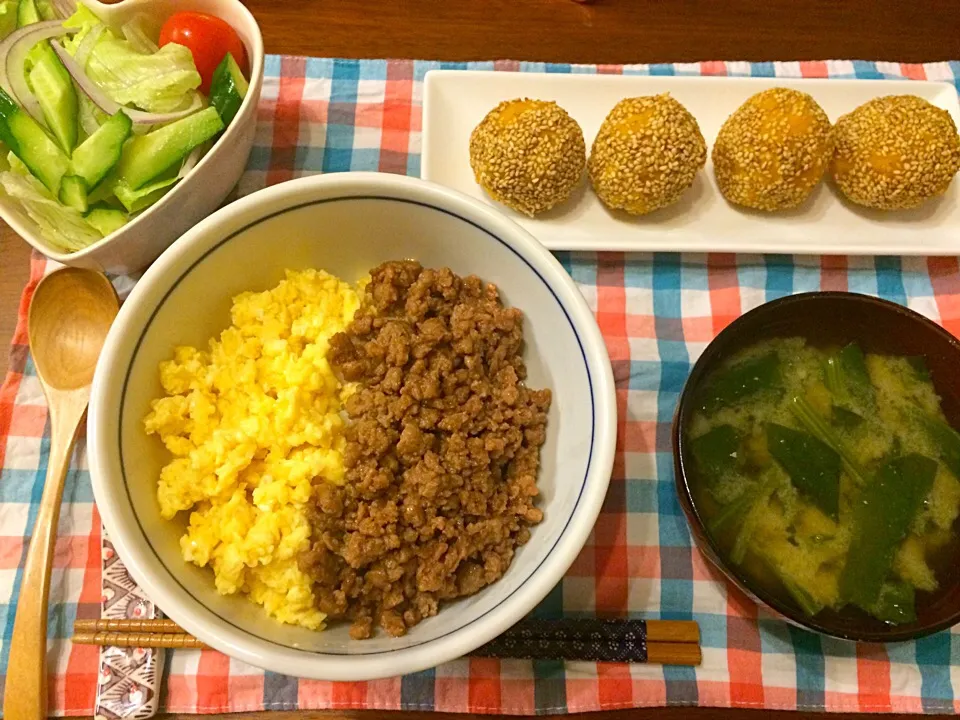 そぼろ丼  かぼちゃの胡麻だんご  ほうれん草のお味噌汁|haseseさん