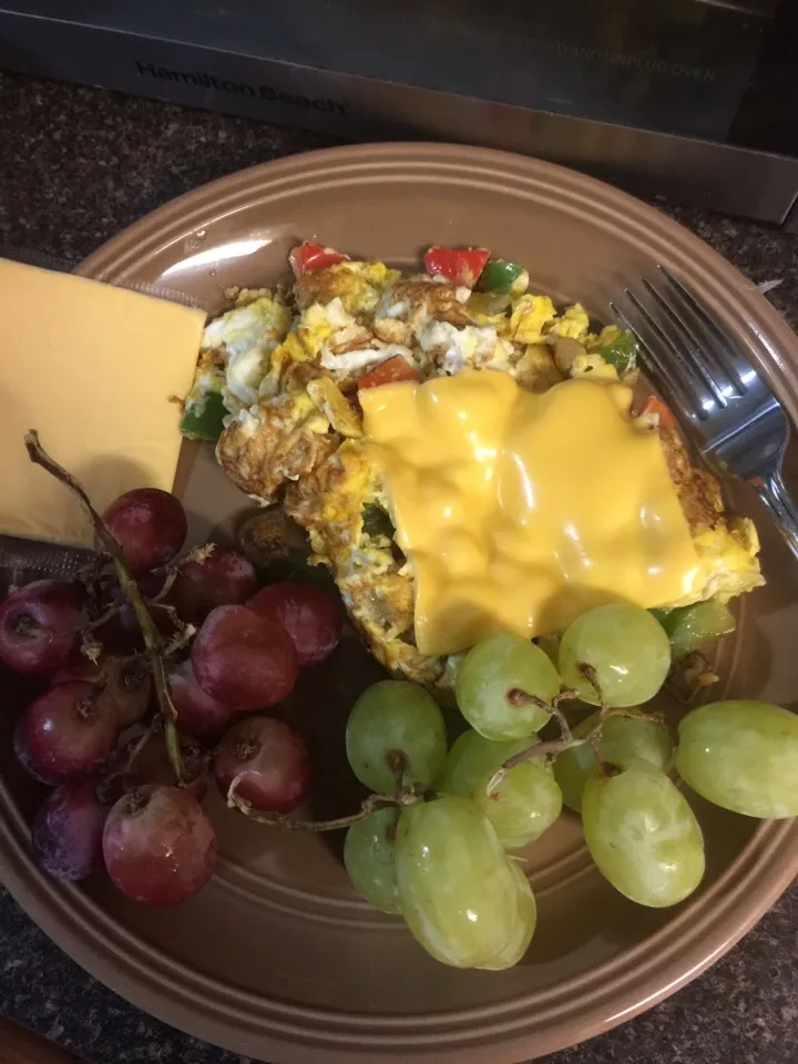 Omelette w/peppers, onions & cheese. Red & green grapes..|Richard Thompsonさん