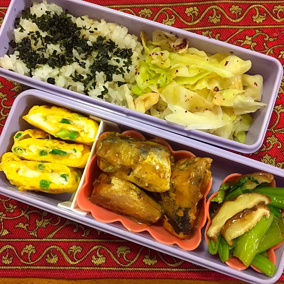 Snapdishの料理写真:鰯の梅煮と小松菜と椎茸のソテー弁当|もえさん