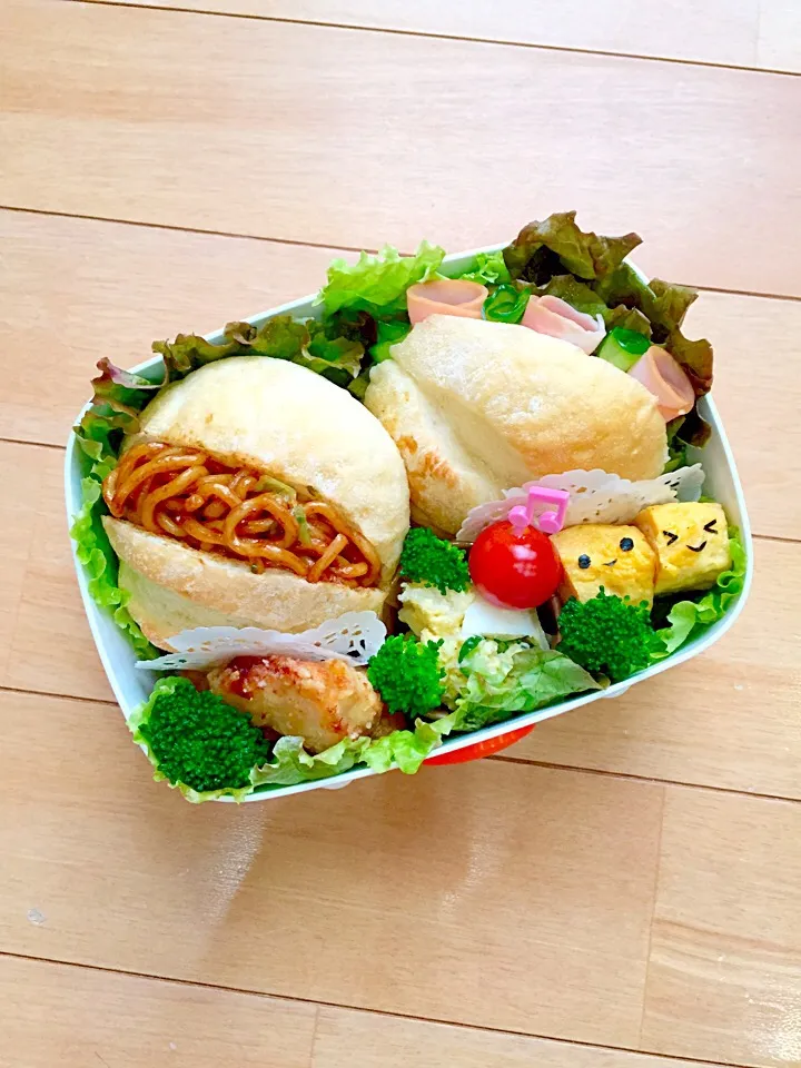 Snapdishの料理写真:焼きそばパンとハムサンド弁当|まーさん