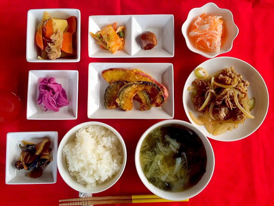 Snapdishの料理写真:朝ごはんは勝負飯^_^
今日も朝から牛肉（笑）元気パワーつけています💓
牛肉と玉ねぎソテー、味付けはシンプルに塩コショウだけ。
さつまいもとかぼちゃの天ぷら
白菜キムチ
ニンニク醤油漬け
肉じゃが
酢玉ねぎ
なます
福神漬け
サァ今日もパワフルはみちゃんスタートしております^_^💓✌️|はみちゃんさん