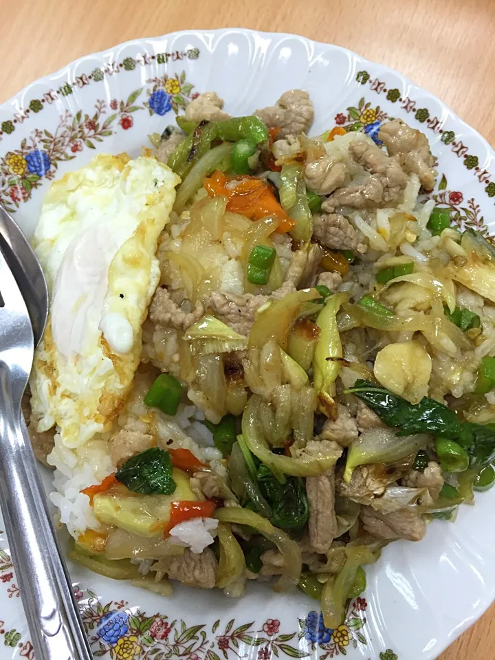 กระเพราหมู+ไข่ดาว (เมนูธรรมดาที่ไม่ธรรมดา)|Piw Phatchaさん