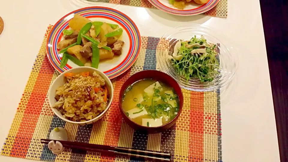 Snapdishの料理写真:今日の夕食　じゃがいもと豚肩ロースの煮あげ、豆苗とエリンギの塩麹炒め、舞茸の炊き込みご飯、豆腐の味噌汁|pinknari🐰🌈さん