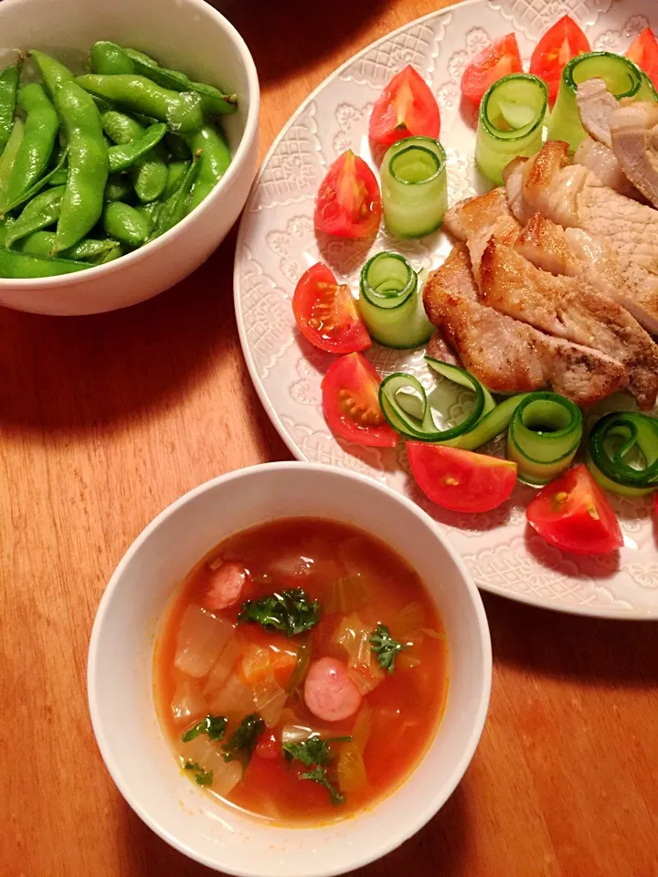 夕飯。肉に添える葉物がなかったので、キュウリを巻き巻きしてたら子供が喜んだ。|mmmさん