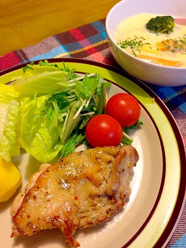 チキンバジルソテーとシチューで夕食🍴|かずみさん