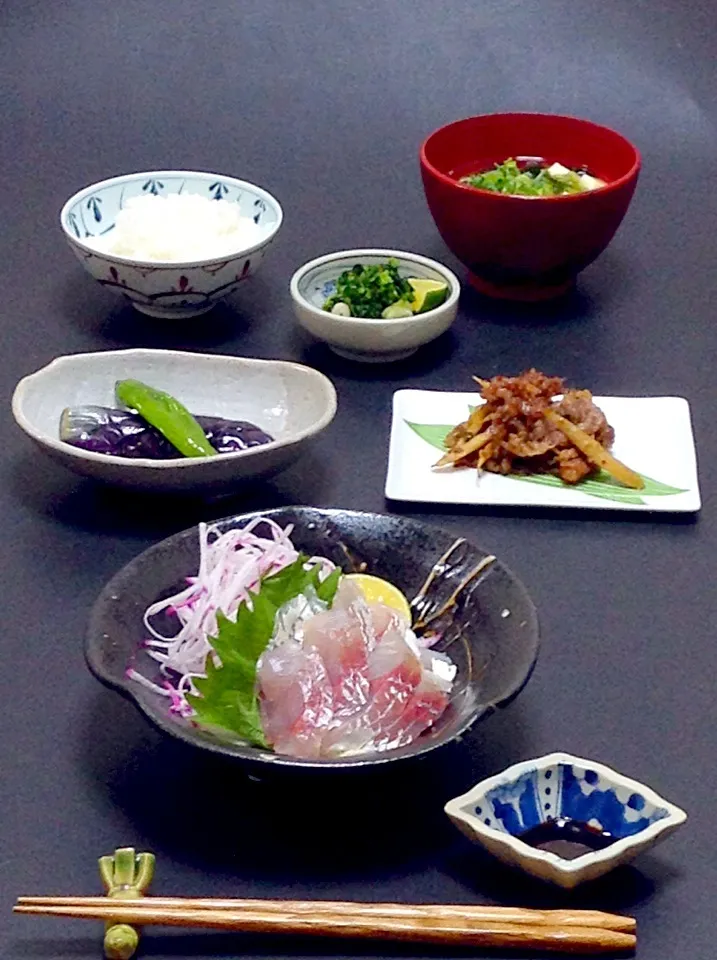 Snapdishの料理写真:今晩は、銀河目鯵 造り、秋茄子の煮浸し、牛肉の時雨煮、 大根間引き菜の漬物、豆腐とわかめの味噌汁、ご飯

昨日、東京からの帰宅が遅かった上に、今日は朝から江坂で定例会。
充実しているので疲れてはいないけれど、眠い(^^;;
午後からの仕事を早めに切り上げて、久しぶりの買い物。
外食が続いたので、あぁやっぱりお魚が食べた|akazawa3さん