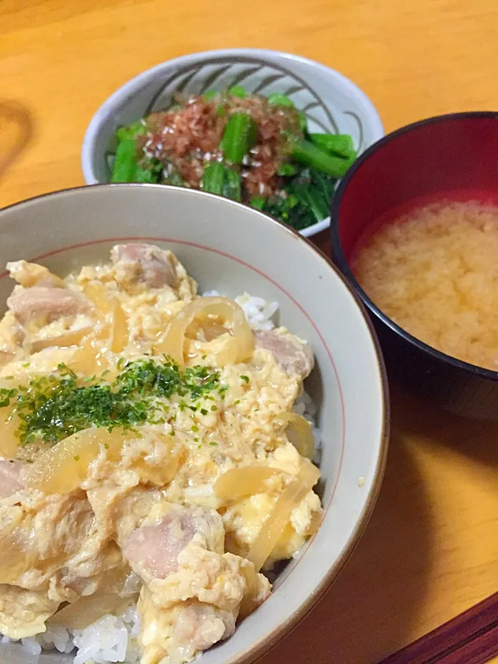 豆乳入り親子丼（三つ葉買い忘れ泣）オータムポエムのお浸し 大根のお味噌汁。|guraさん