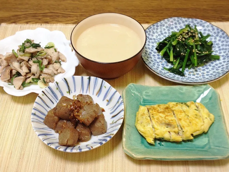 ホルモン塩炒め・お豆腐と里芋の牛乳味噌汁・ほうれん草炒め・ベーコンとマッシュルームのオムレツ・ピリ辛コンニャク|美也子さん