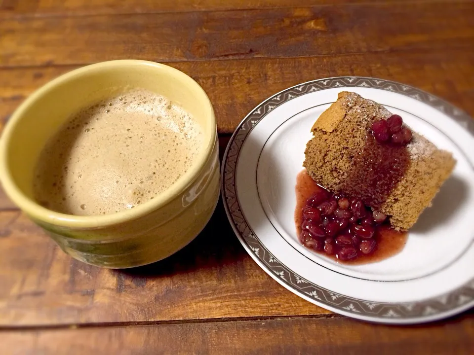 Snapdishの料理写真:ほうじ茶のシフォンケーキとほうじ茶ラテ|AYUMIさん