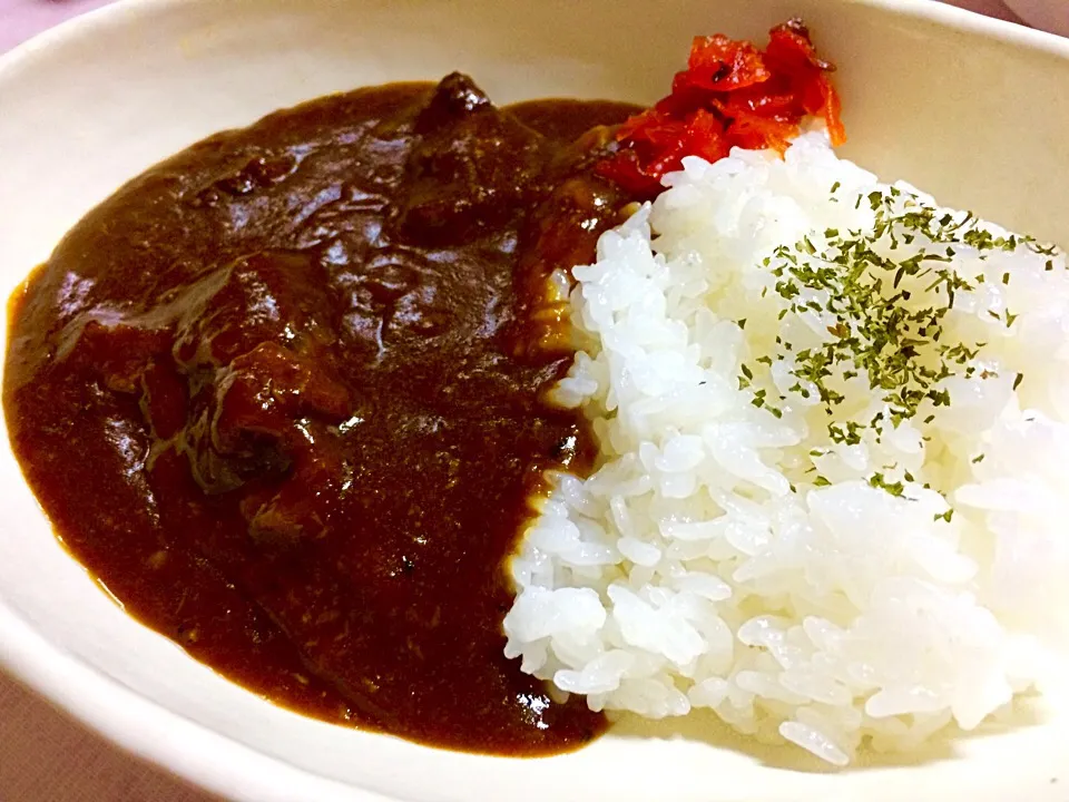 Snapdishの料理写真:牛スネ肉のトマトカレー風邪を吹き飛ばすために生姜ニンニクたっぷりで甘いけど食べれば食べるほど辛い〜😡|ナタママさん