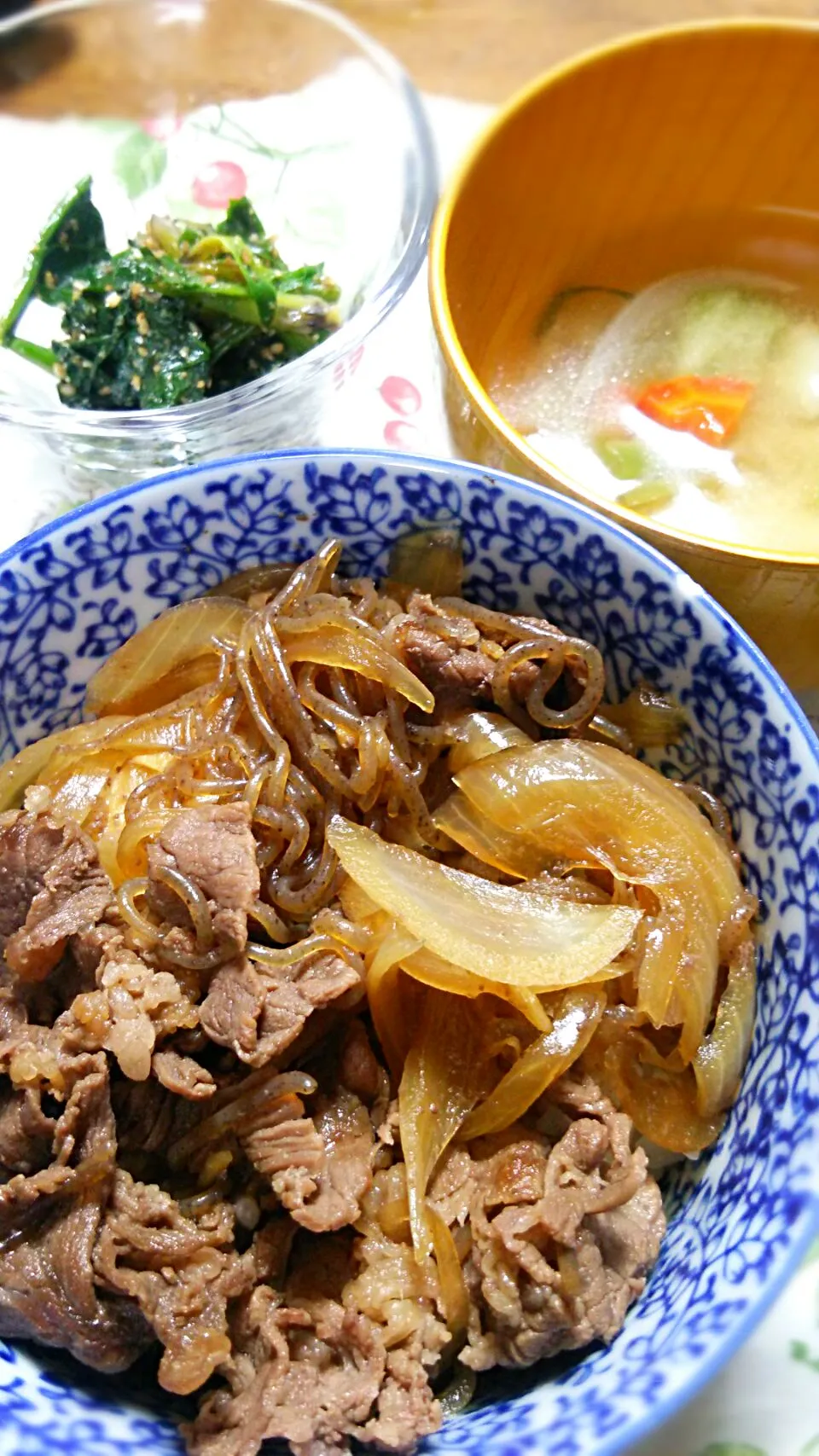 牛丼と味噌汁とホウレン草の胡麻和え|fukukoさん