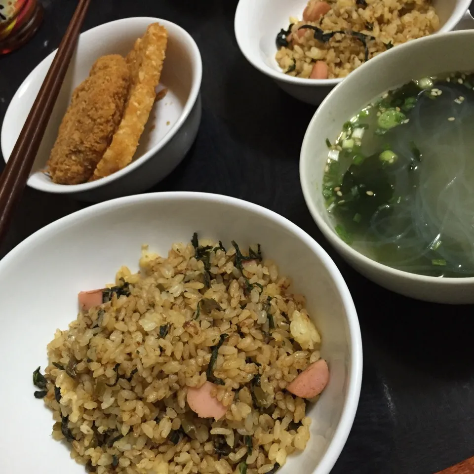 今日の晩ご飯は、大根葉と魚肉ソーセージの炒飯、春雨とわかめのスープ、お惣菜のコロッケとハッシュドポテト。|ゆえさん