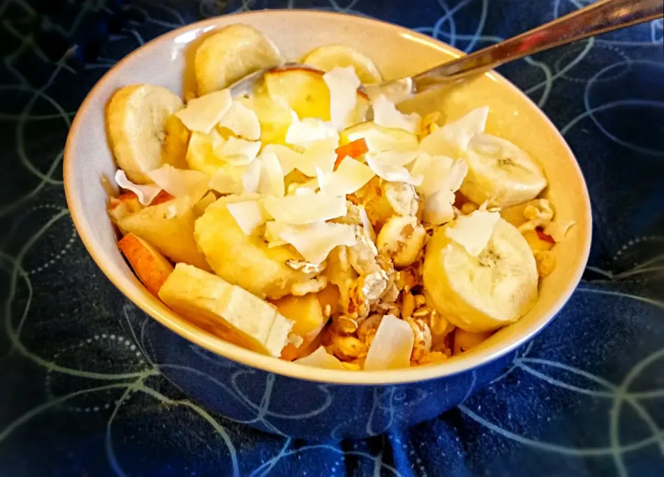 Snapdishの料理写真:Swiss Breakfast Müesli
              🍎🍏🍌
Cereals, Joghurt, seeds,
apple, banana, honey,
coconut chips, milk|Najeskaさん