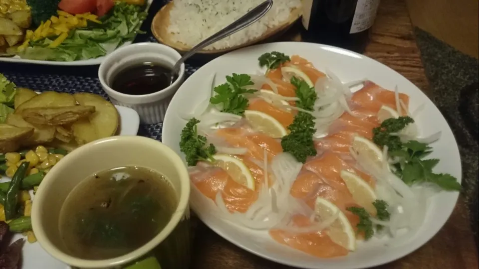 サーモンとヒラメのカルパッチョとオニオンコンソメスープ|こまちょりさん