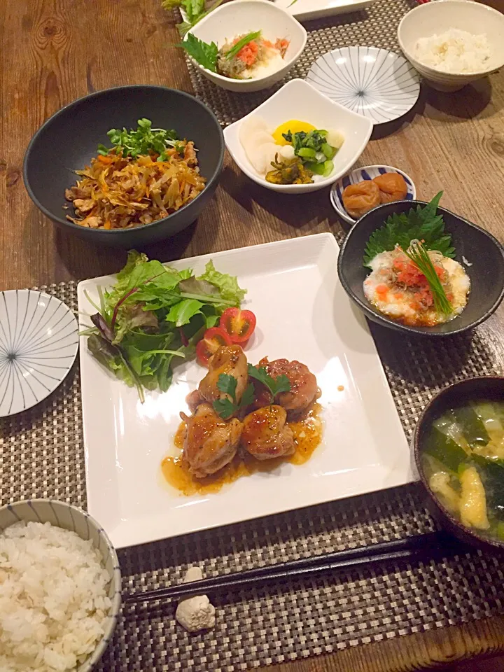 今日は、チキンもも肉のうまいうまい焼き🐔大根の皮と豚バラのきんぴら、ジャコ明太とろろ、お漬物、わかめ、油揚げ、ネギのお味噌汁🍃|まみりんごさん