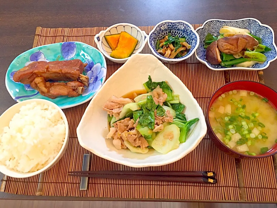 青梗菜と豚肉のオイスターソース炒め   スペアリブ煮   かぼちゃの煮物   かぶの葉のキンピラ炒め   ネギと椎茸の炒め物   味噌汁|NAKATAさん