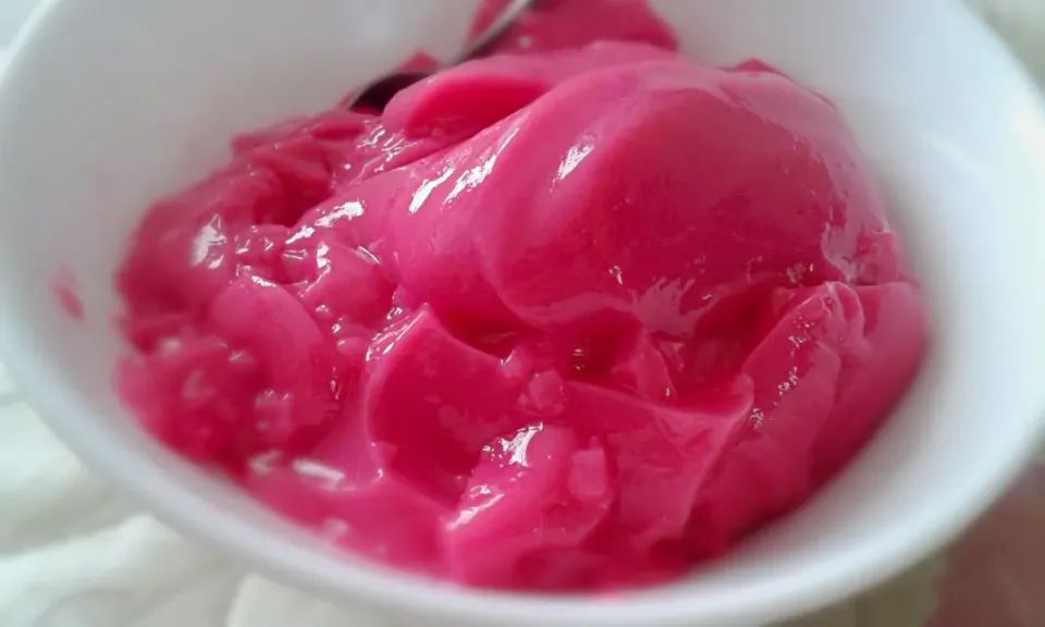 Snapdishの料理写真:Gelatina con yogurt de frutilla.|Teresa Daniela Villagómez Riosさん