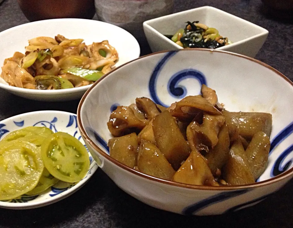 Snapdishの料理写真:晩ごはん 炒り鶏 竹輪と長ねぎの炒め ワカメと納豆の酢醤油 大根としめじの味噌汁 青トマトのカレーピクルス|ぽんたさん