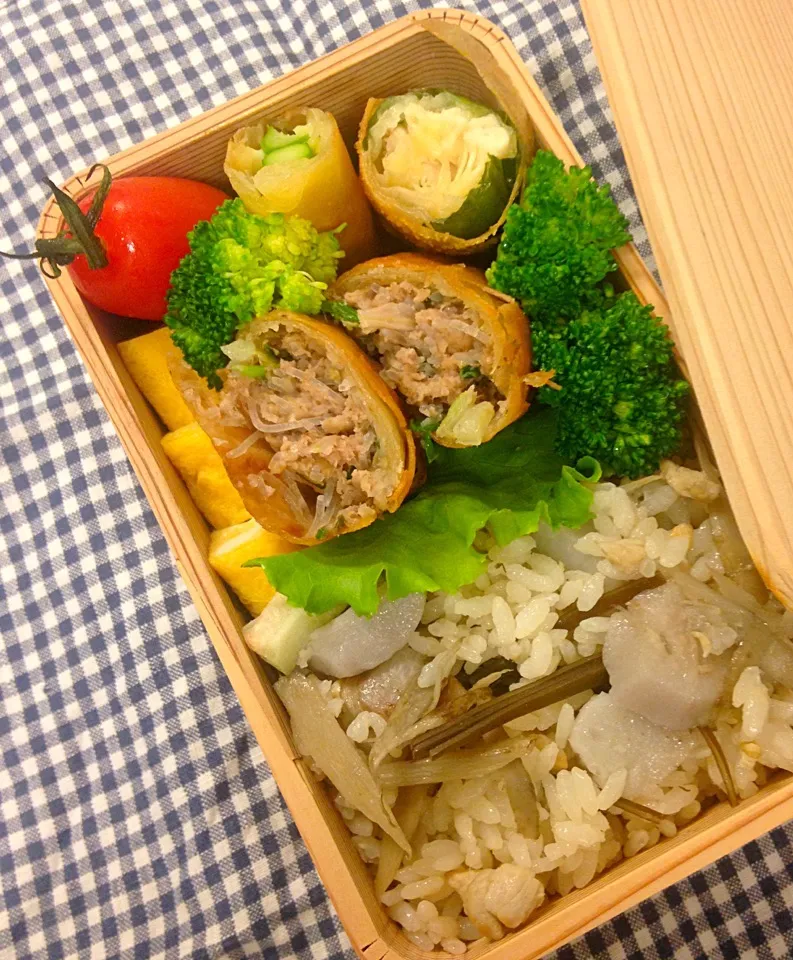 Snapdishの料理写真:昨日のお弁当。牛蒡と鶏ささみと里芋の炊込みごはん、春巻、アスパラチーズ巻、ささみチーズ巻、卵焼き、野菜たち。|Junさん