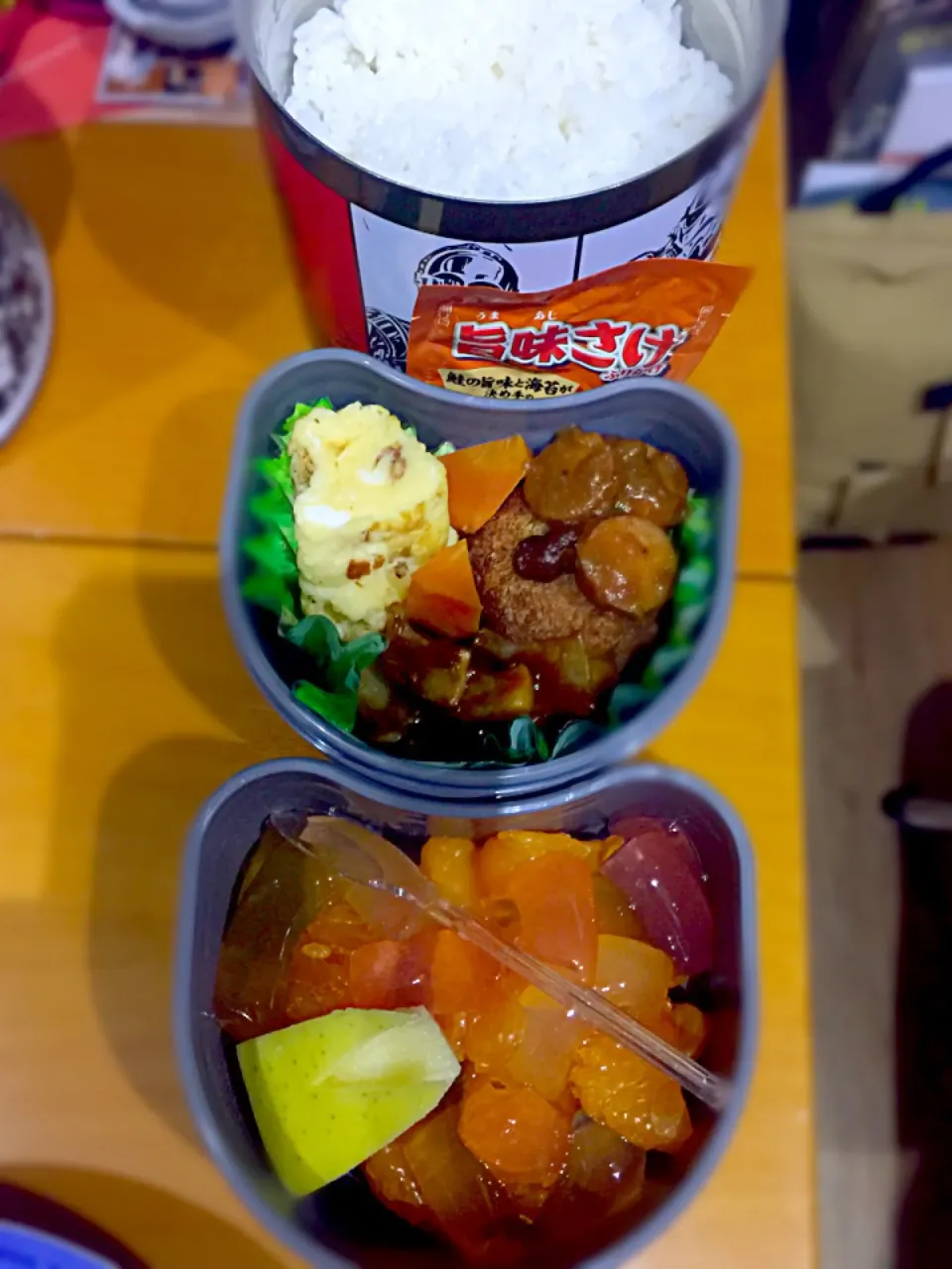 Snapdishの料理写真:子供お弁当🍱  卵焼き  カレーソースコロッケ  ウィンナーのカレー煮  イカの甘辛あんかけ煮  みかん  ミカンとリンゴのゼリー  りんご  旨味鮭ふりかけ|ch＊K*∀o(^^*)♪さん