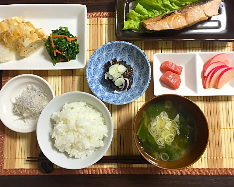 朝食◎ 出遅れましたが新米🌾 民宿の朝食っぽい感じ〜❤️お米おいしい😋|しょちちさん