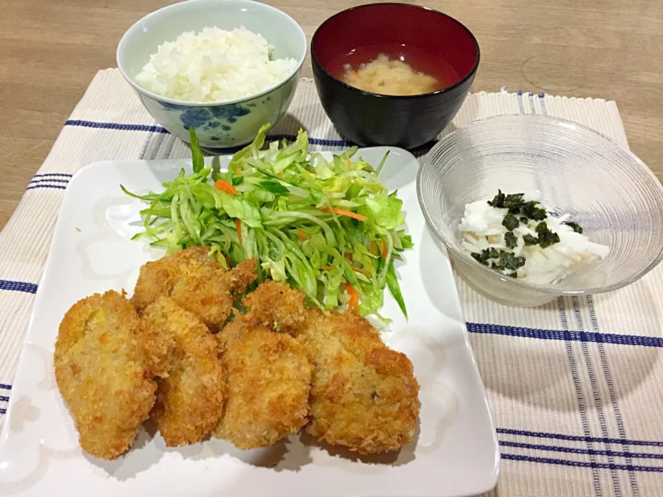 Snapdishの料理写真:11月9日晩御飯〜さくさくヒレカツ・千切り長芋ポン酢かけ・大根と人参の味噌汁|まーままさん