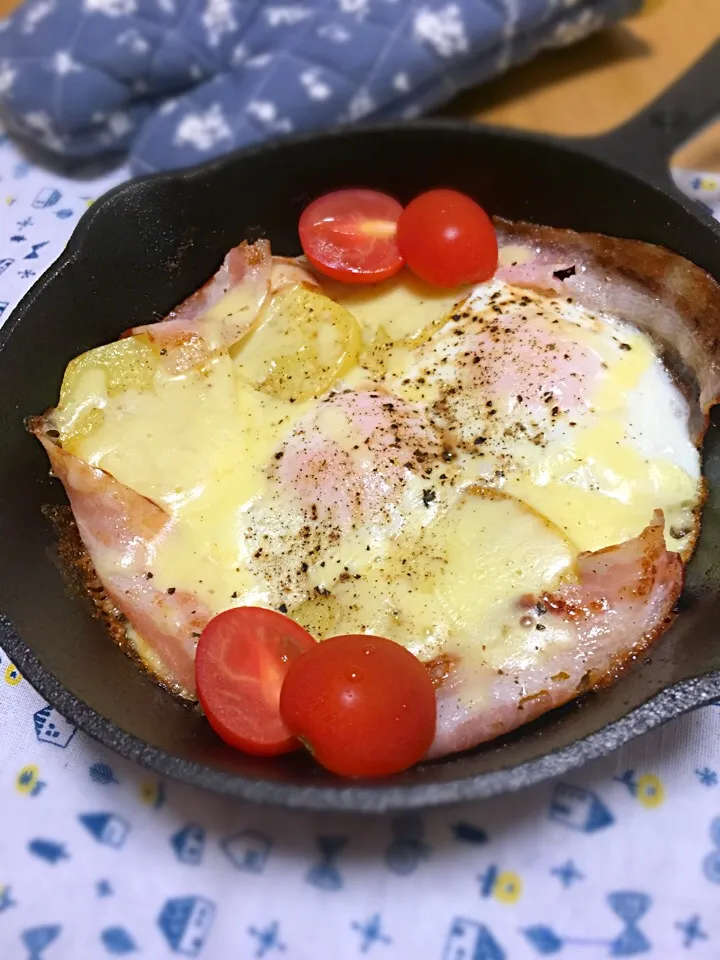 Snapdishの料理写真:スキレットでベーコンエッグポテチーズ|幸さん