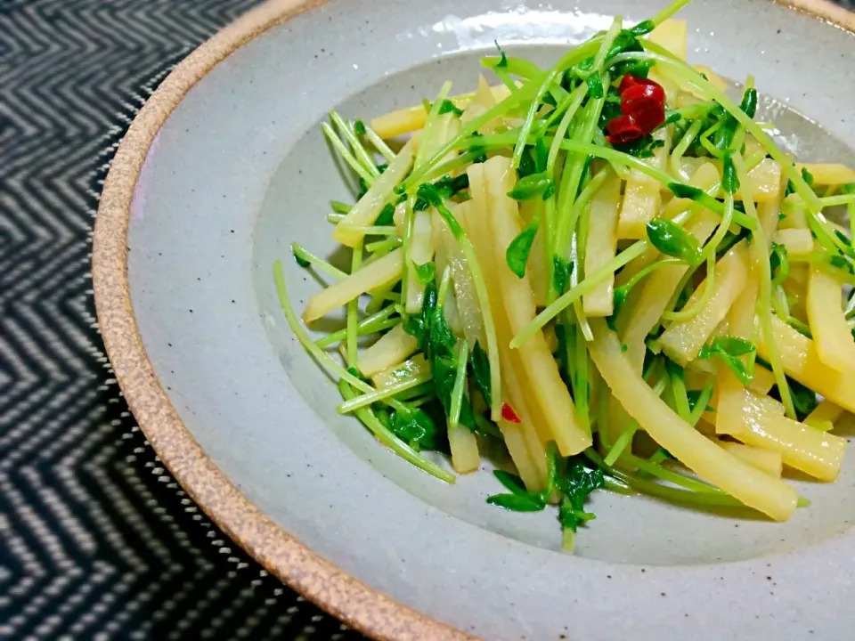 Snapdishの料理写真:咲きちゃんさんのお料理*
～豆苗とじゃがいもの
　シャキシャキにんにく炒め～|ことり*さん